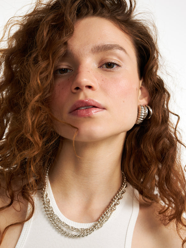 Srebrne damskie kolczyki ryflowane Riffle - stylizacja kilku kolczyków na jednym uchu i naszyjników z ogniwami