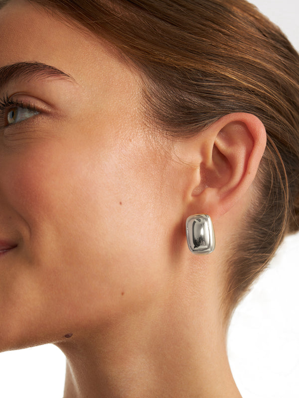 Kolczyki o kształcie kropli ukazane na modelce