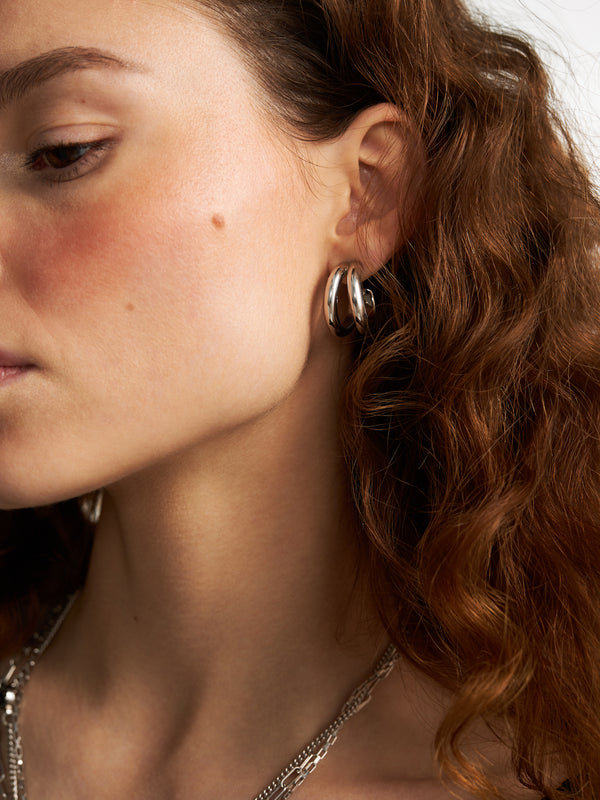 Srebrne kolczyki podwójne koła Double Loops - stylizacja ze srebrnymi łańcuszkami