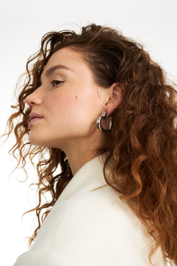 Damskie srebrne kolczyki serca HEART MINI - połączenie z białą stylizacją