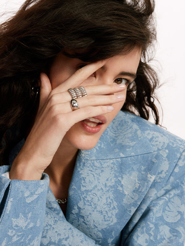 Cienki srebrny pierścionek obręcz z ryflowaniem Bott Midi - kompozycja z kilkoma pierścionkami