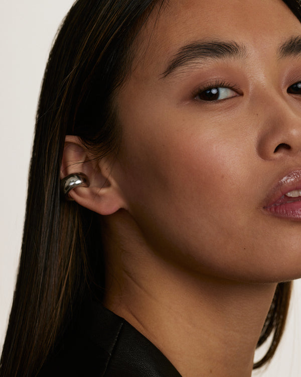 Szeroka, delikatna srebrna nausznica Ring - noszona na środku ucha