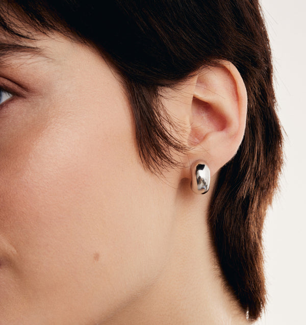 Modelka — Srebrne owalne kolczyki Eternal no. 2 - nowoczesne, srebrne dodatki o charakterystycznym kształcie.