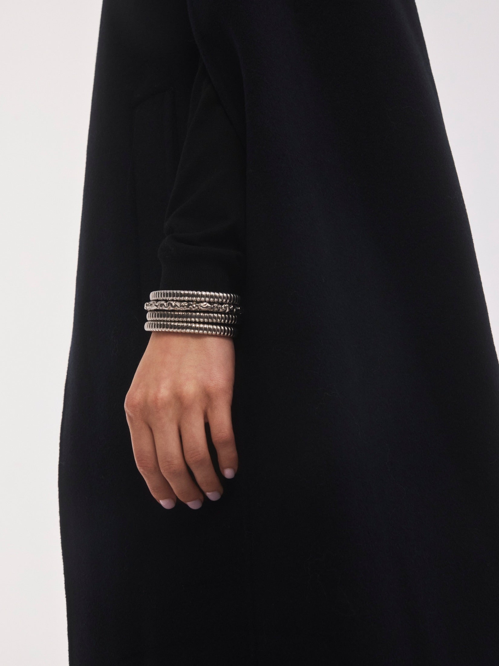 Otwarta ryflowana bransoletka dmuchana ze srebra z serii Bott - zestaw srebrnych bransoletek dmuchanych bangle od Berries