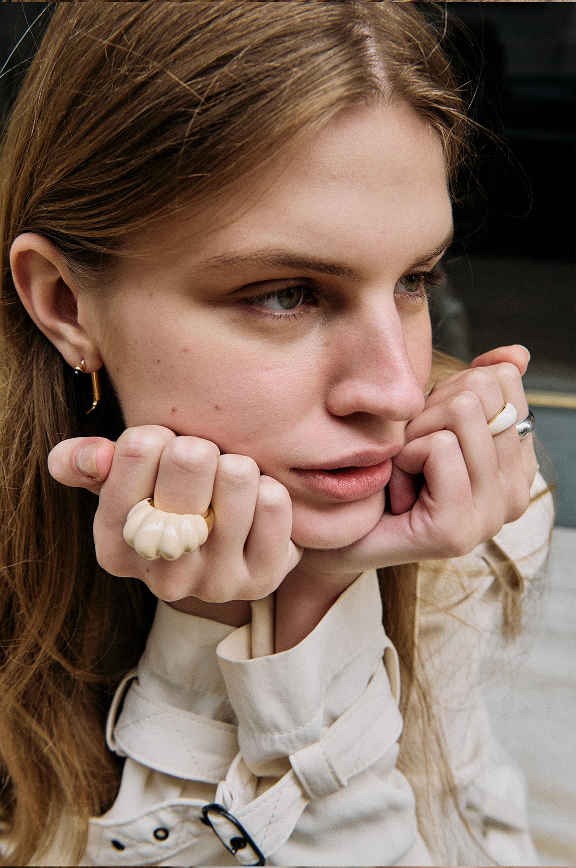 Grosse bague striée dorée à l'émail 1