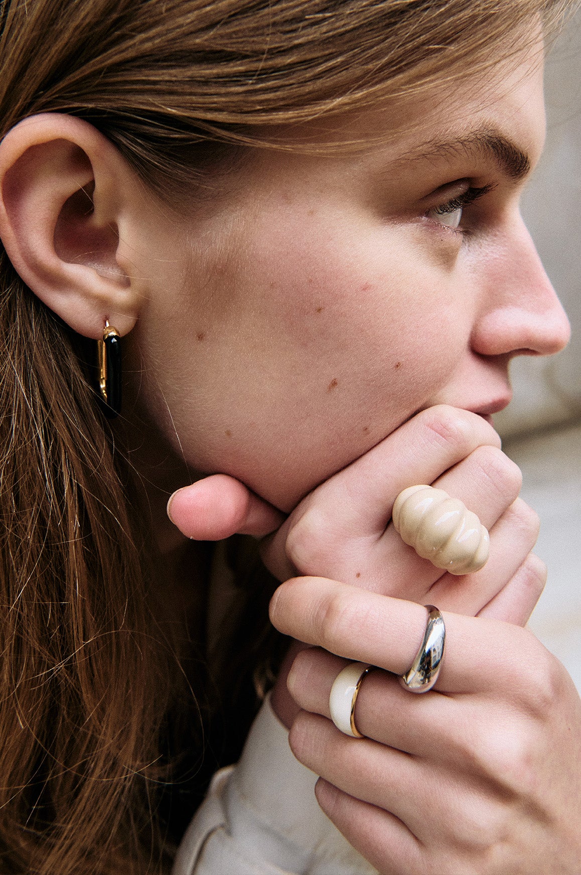 Grosse bague striée dorée à l'émail 2