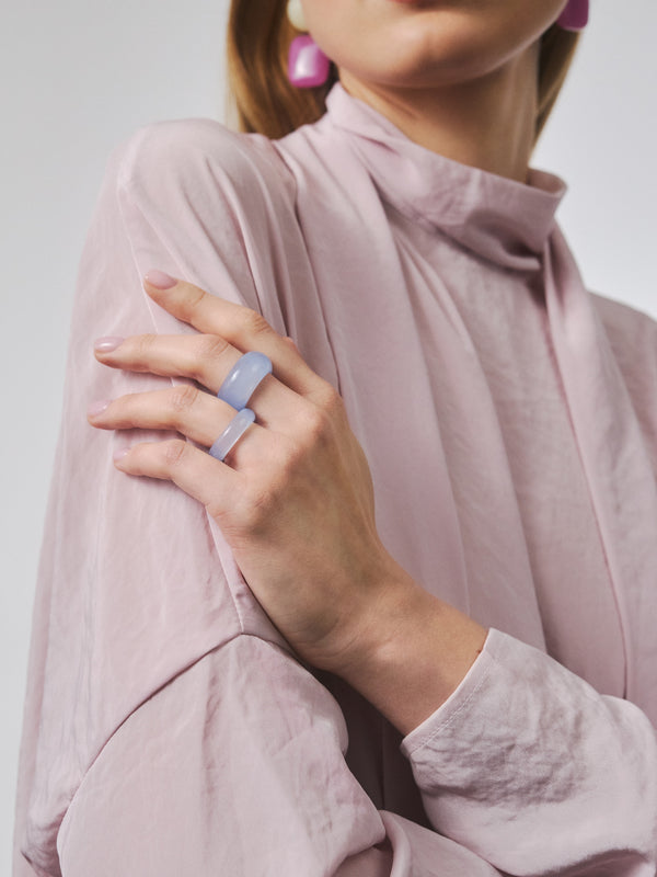 Dwa pierścionki wykonane z żywicy o jasnoniebieskim kolorze