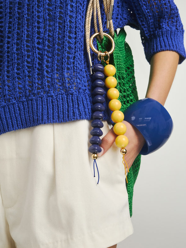 Kolorowe duże breloki w kontrastowych odcieniach w połączeniu z bransoletką XL