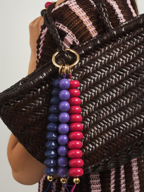 Kolorowe duże breloki z żywicy w zestawieniu z torebką